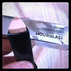 Hourglass flash illuminating stick